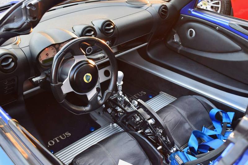 I love the naked framework on the shifter here. So sexy.